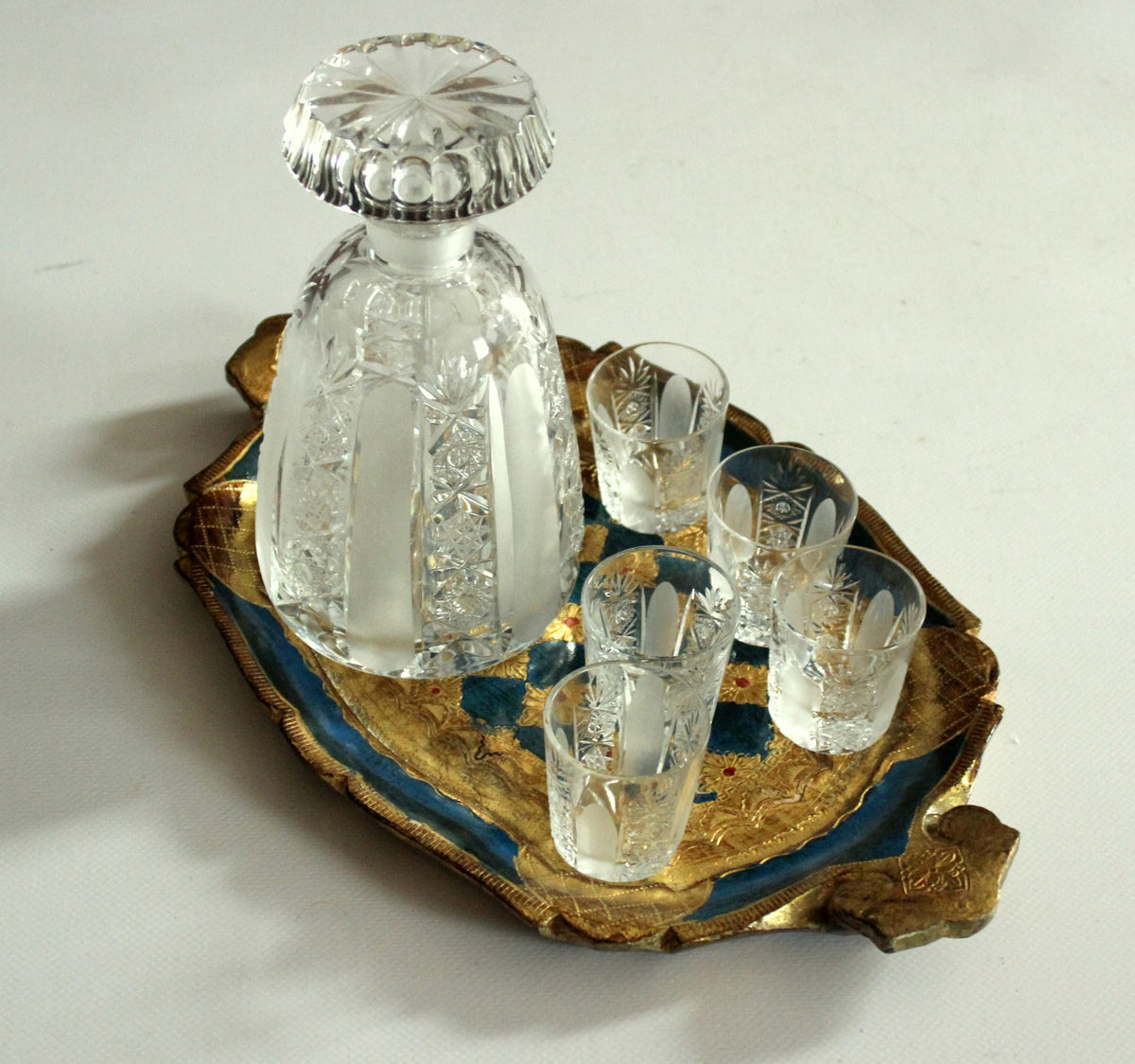 Vintage Karaffen-Set mit 5 Likörgläsern und Florentiner Tablett, Böhmen