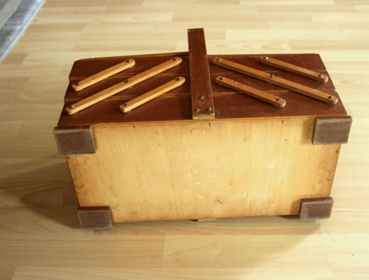 Vintage Nähkasten Truhe aus Holz und Metall, Art Deco 1930er