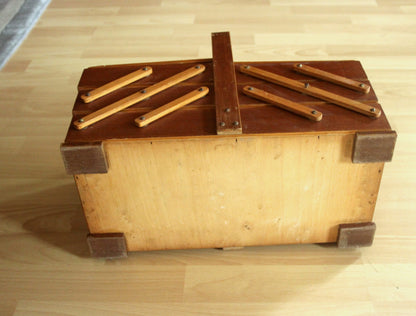 Vintage Nähkasten Truhe aus Holz und Metall, Art Deco 1930er