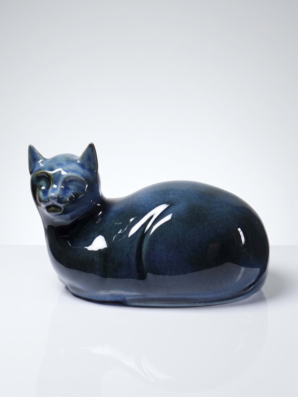 Vintage Skulptur "Liegende Katze" von Virebent, Porzellan Blau