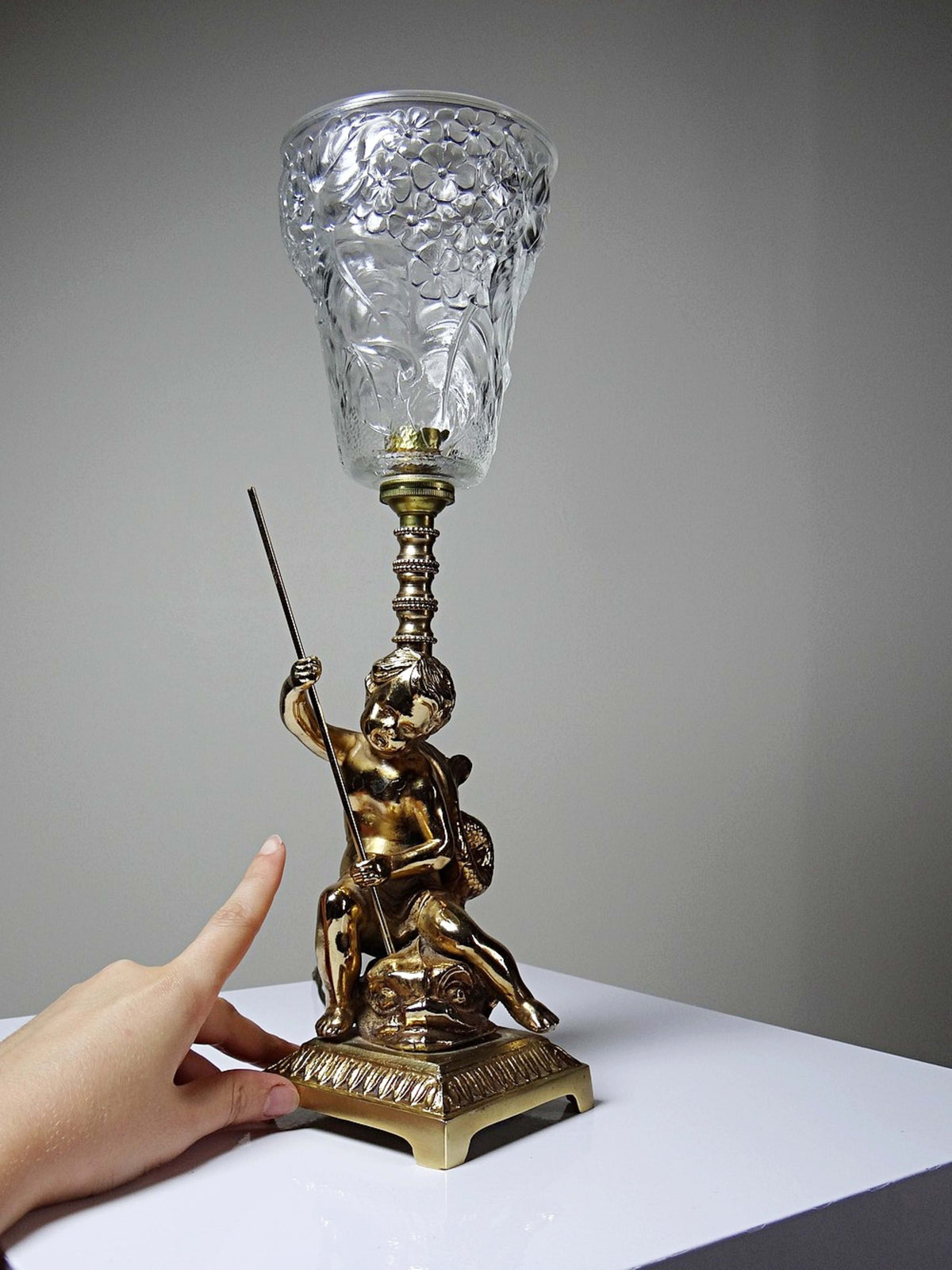 Vintage Tischlampe "Putto und Delfin" aus vergoldetem Metall, Art Deco