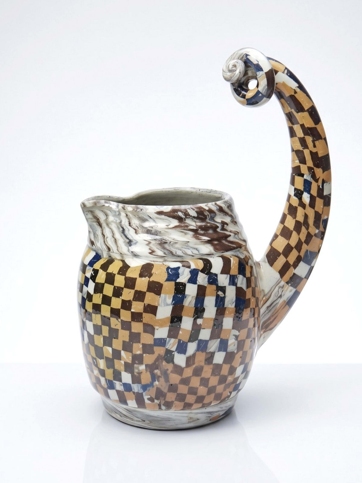 Keramik-Krug von Atelier 141 mit Schachbrettdekor