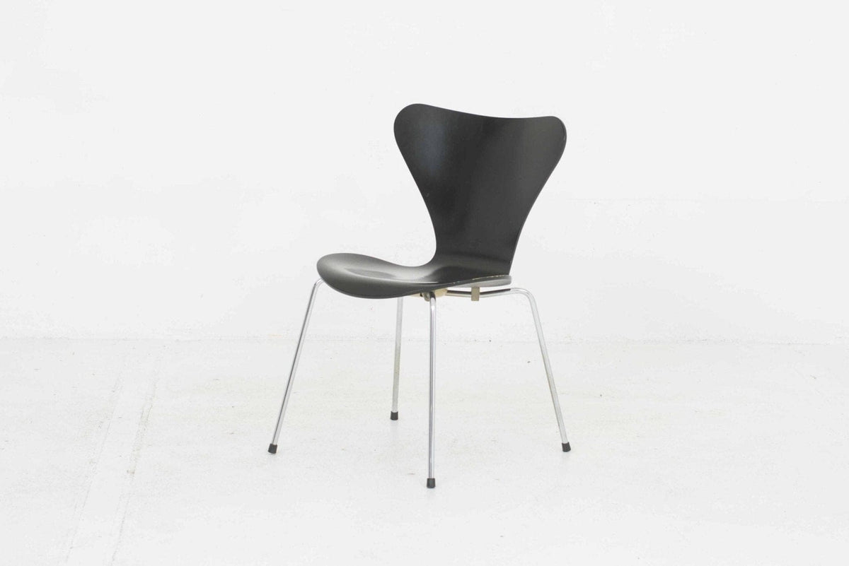 Dining chair 3107 by Arne Jacobsen for Fritz Hansen in black