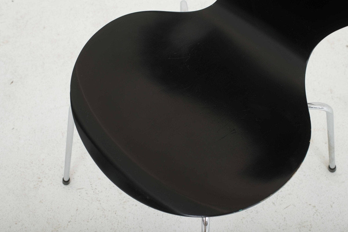 Dining chair 3107 by Arne Jacobsen for Fritz Hansen in black
