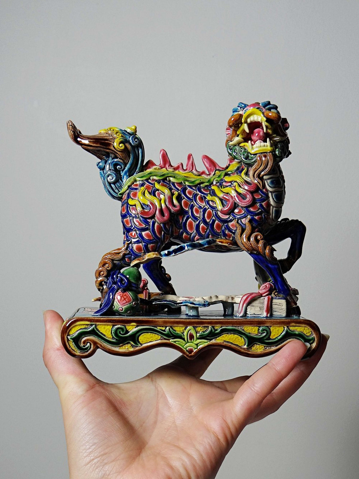 Chinesische Qilin Skulptur aus Keramik von Jiaozhi, polychrom emailliert