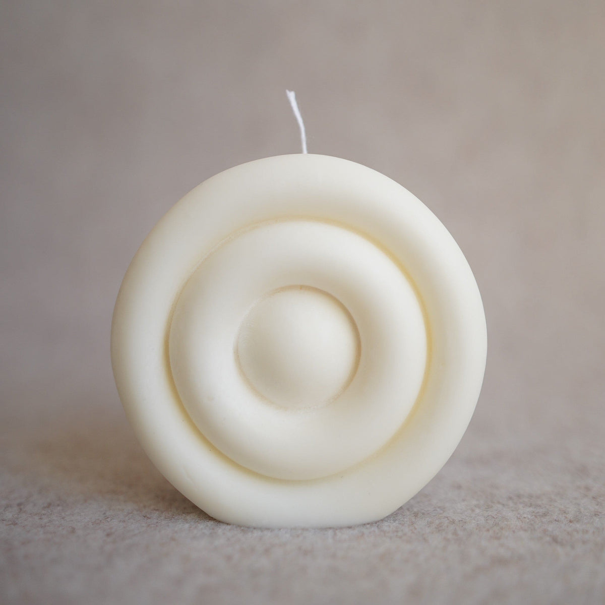Handmade design candle round by Inuti