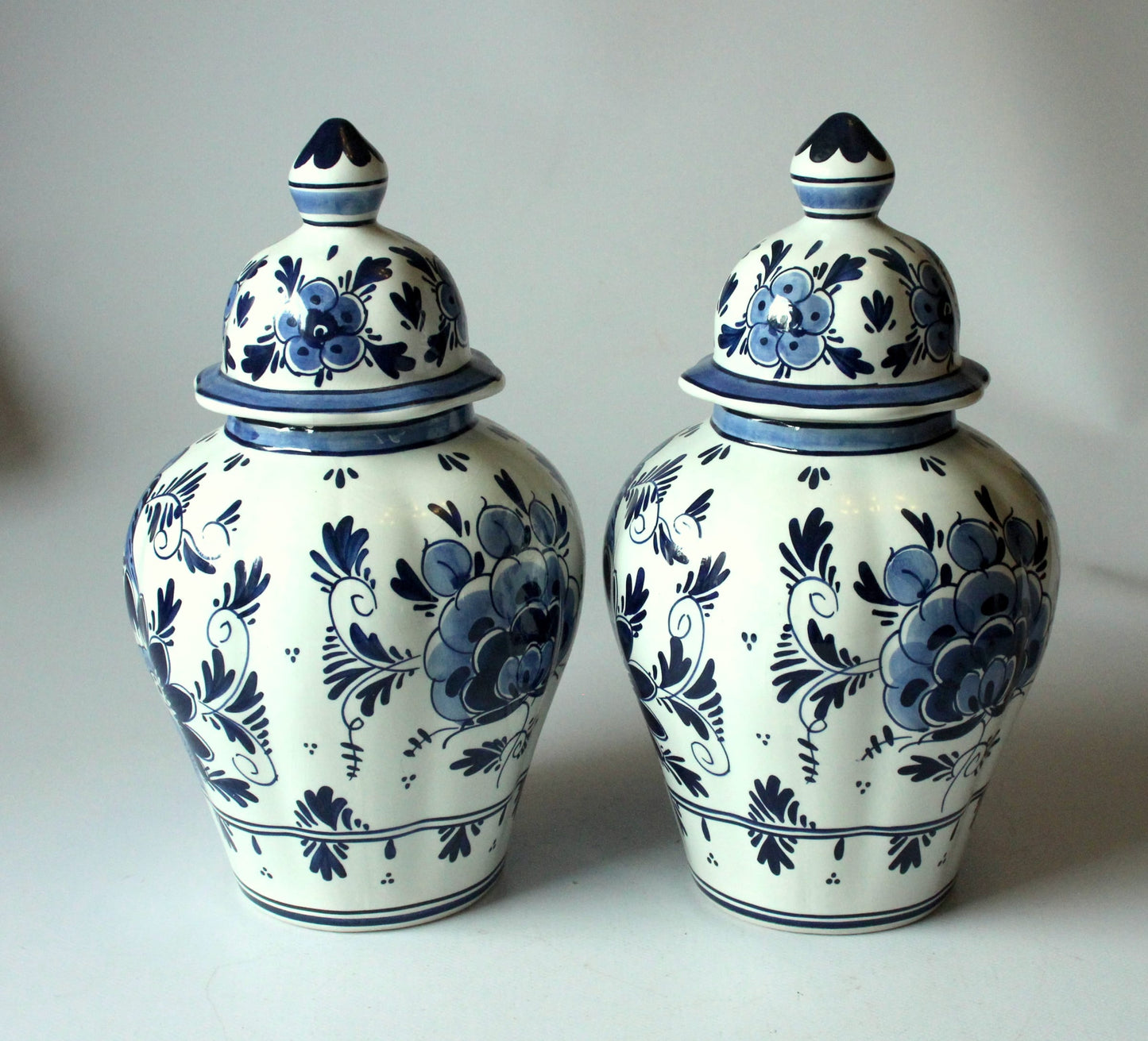 Set von 2 Vintage Vasen mit Deckel von Delft, handgemalt