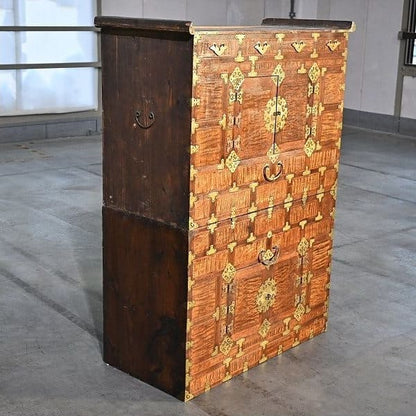 Vintage Kommode 李朝箪笥 Non asiatisch mit Dekor und Beschlägen