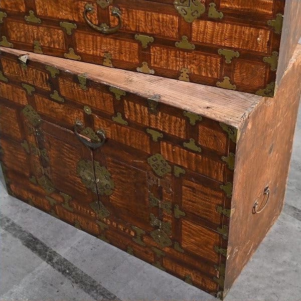 Vintage Kommode 李朝箪笥 Non asiatisch mit Dekor und Beschlägen