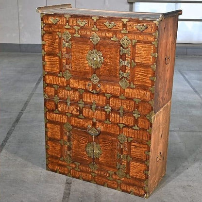 Vintage Kommode aus der Joseon-Dynastie mit Dekor und Beschlägen