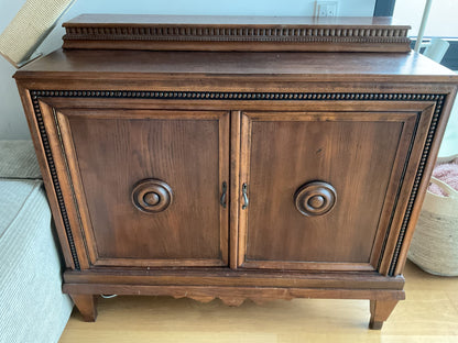 Vintage Kommode aus Massivholz mit Rosetten und Aufsatz