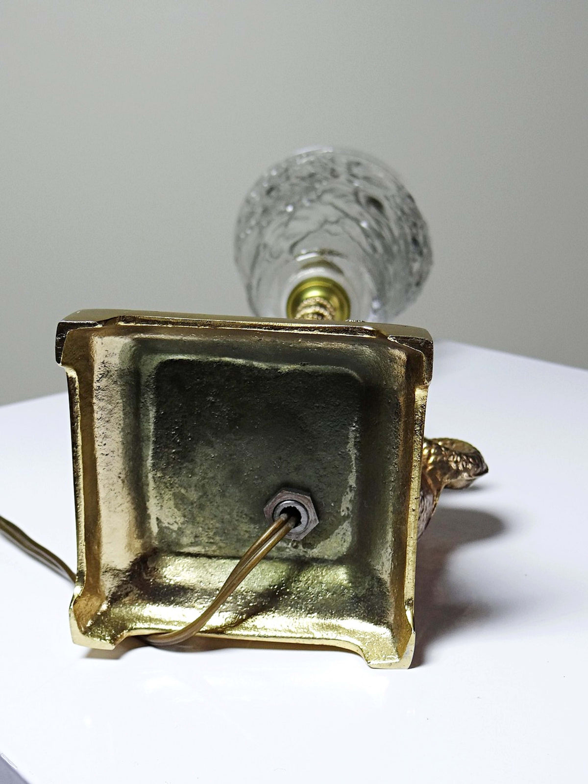 Vintage Tischlampe "Putto und Delfin" aus vergoldetem Metall, Art Deco