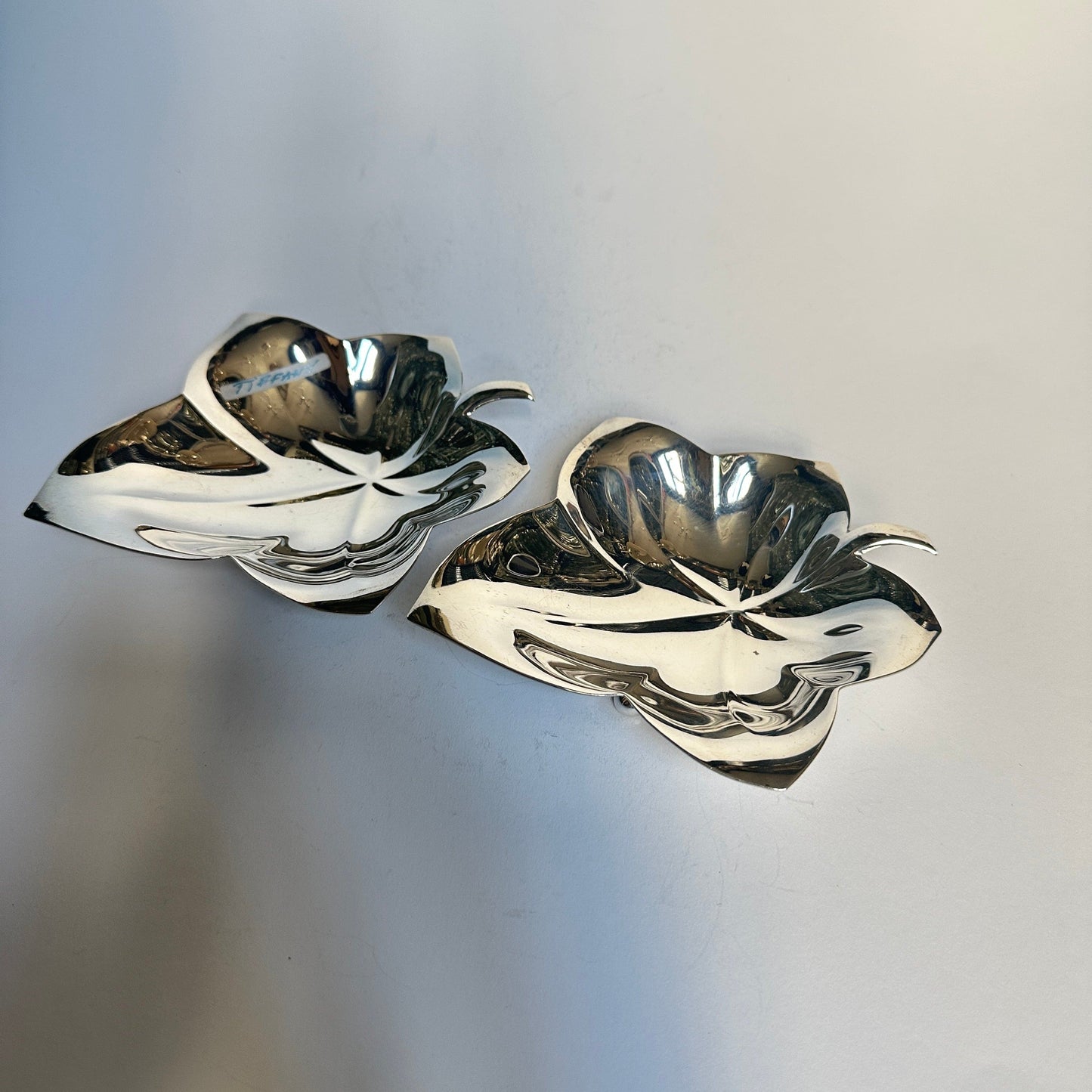 Bol vintage en argent en forme de feuille modèle 23159 par Tiffany &amp; Co. Lot de 2 en argent