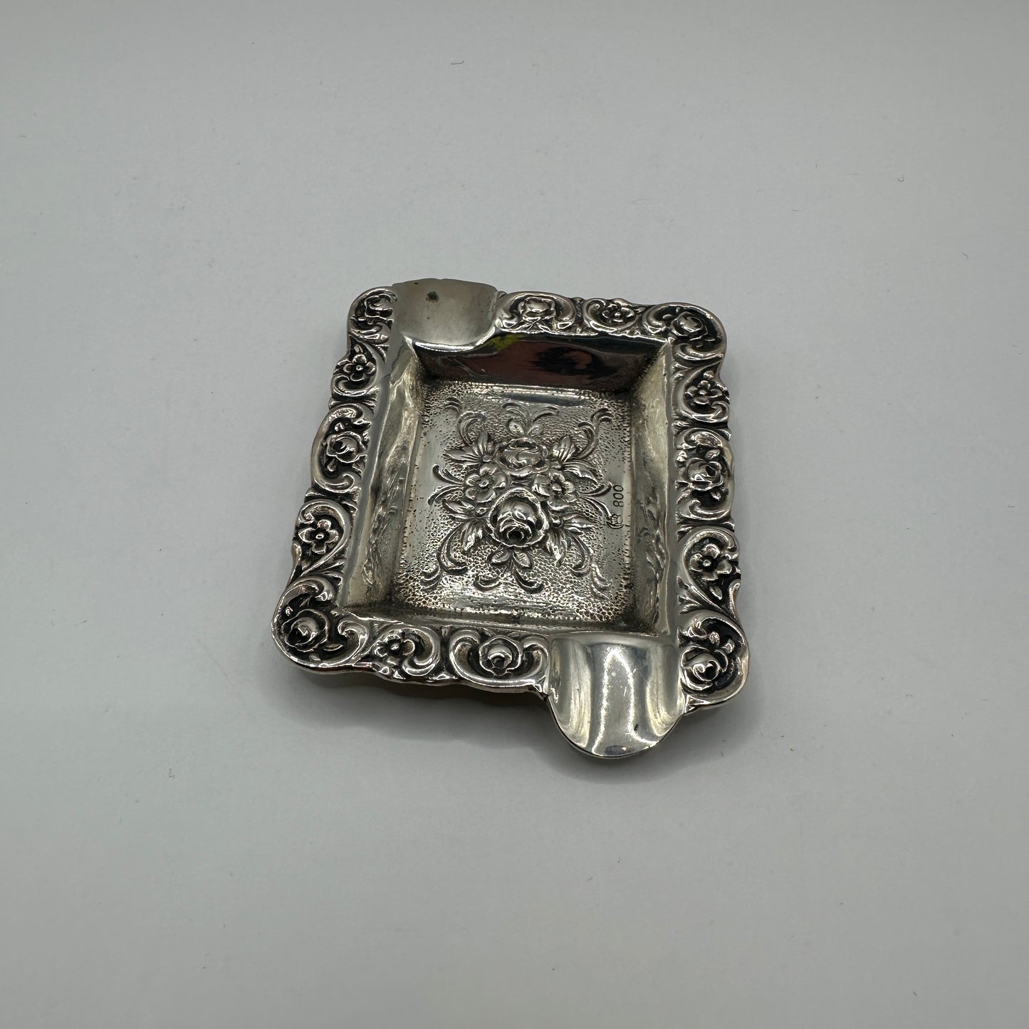 Rechteckiger Aschenbecher 800er Silber florales Relief klassische Ornamentik