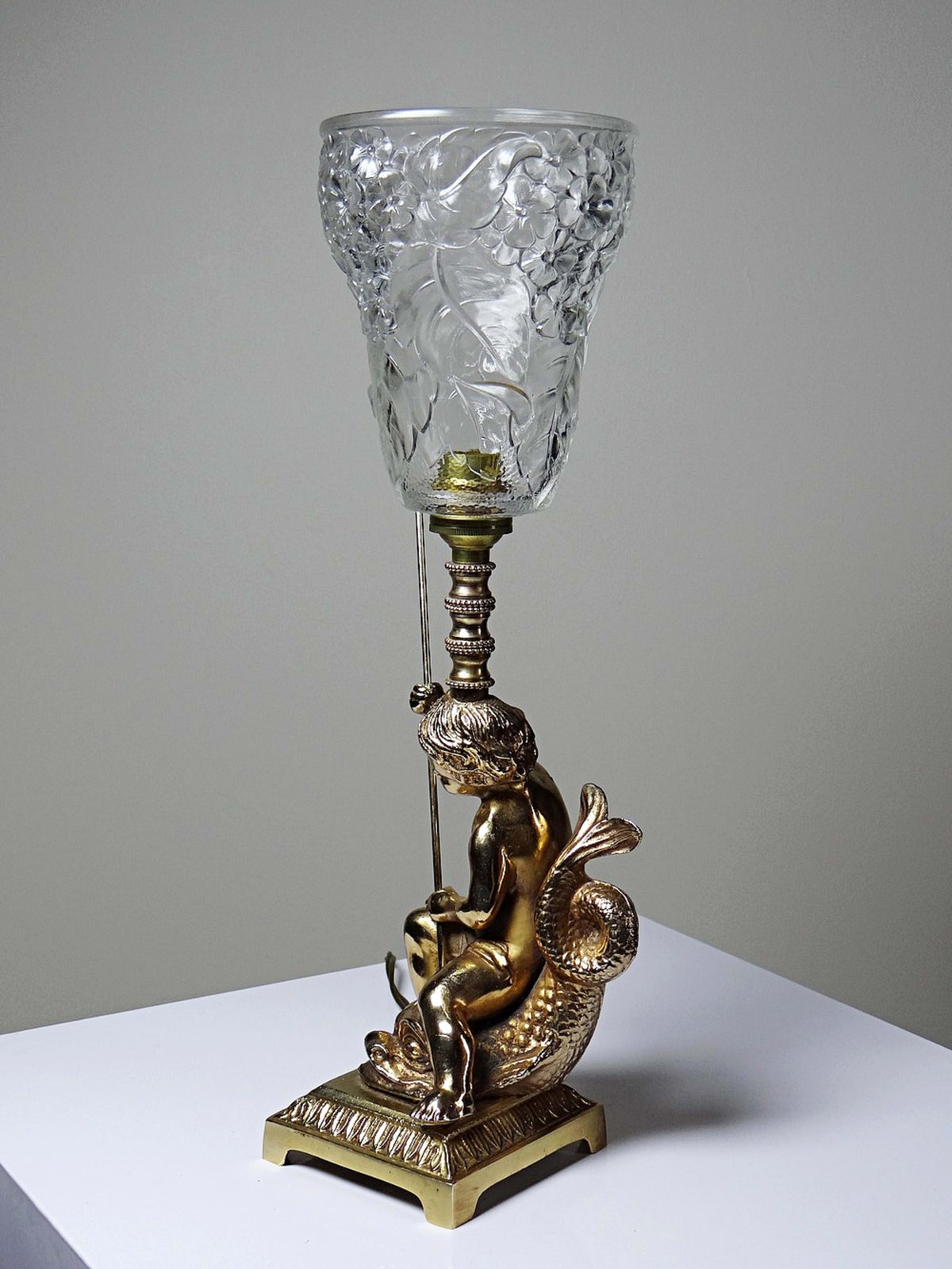 Vintage Tischlampe "Putto und Delfin" aus vergoldetem Metall, Art Deco
