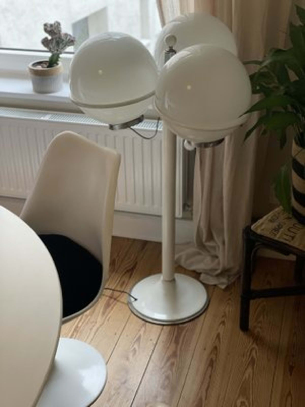 Vintage Stehlampe mit Kugelglas von Targetti Sankey für Targetti, Opalglas, weiß-silberfarben