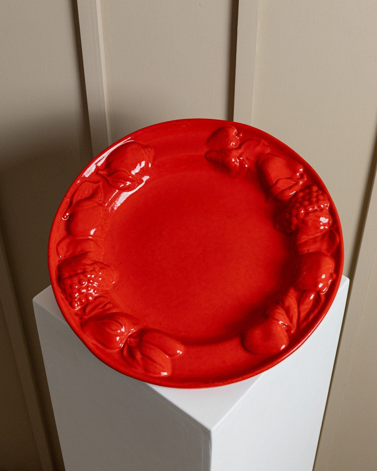 Assiette à fruits vintage en céramique émaillée rouge, relief de fruits, design du milieu du siècle, Italie, années 1980