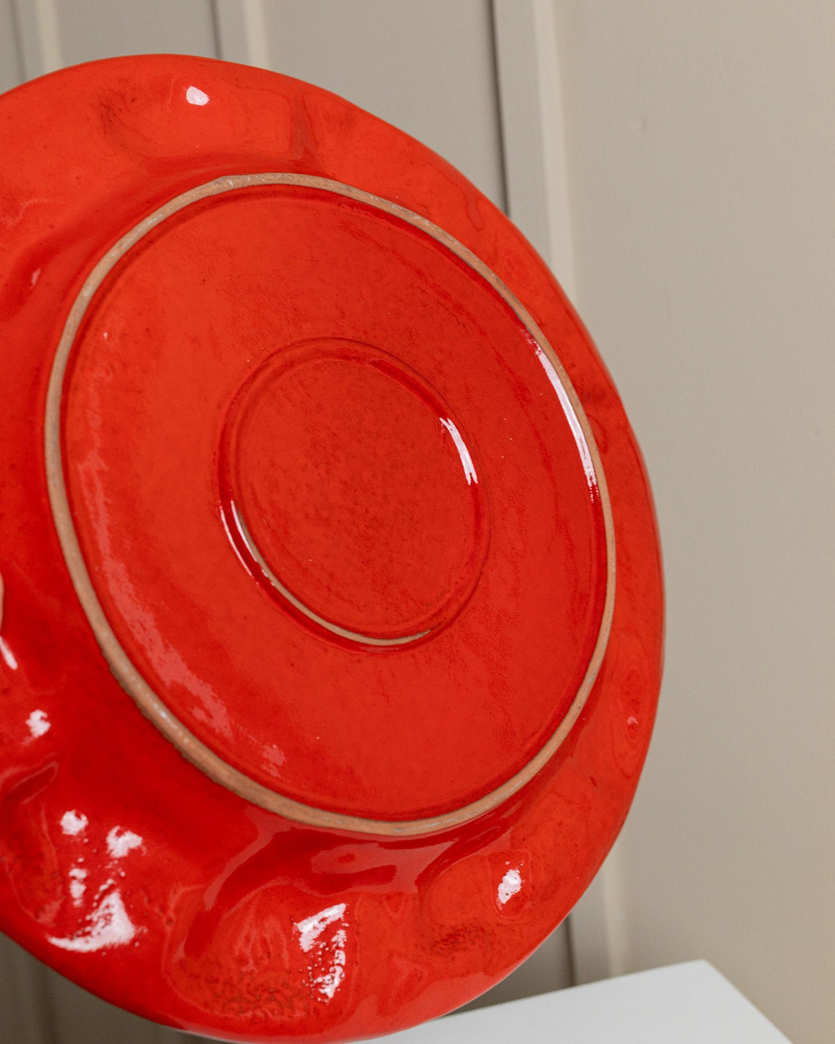 Assiette à fruits vintage en céramique émaillée rouge, relief de fruits, design du milieu du siècle, Italie, années 1980