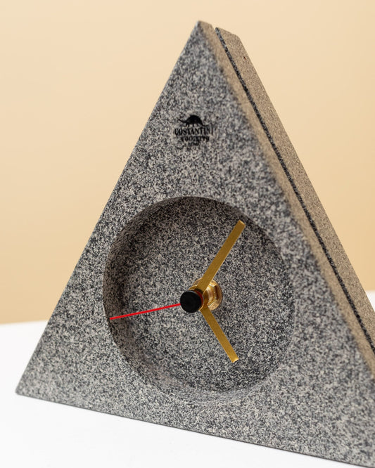 Horloge de parquet triangulaire vintage de Costantini L'Oggetto bleu style Memphis postmoderne