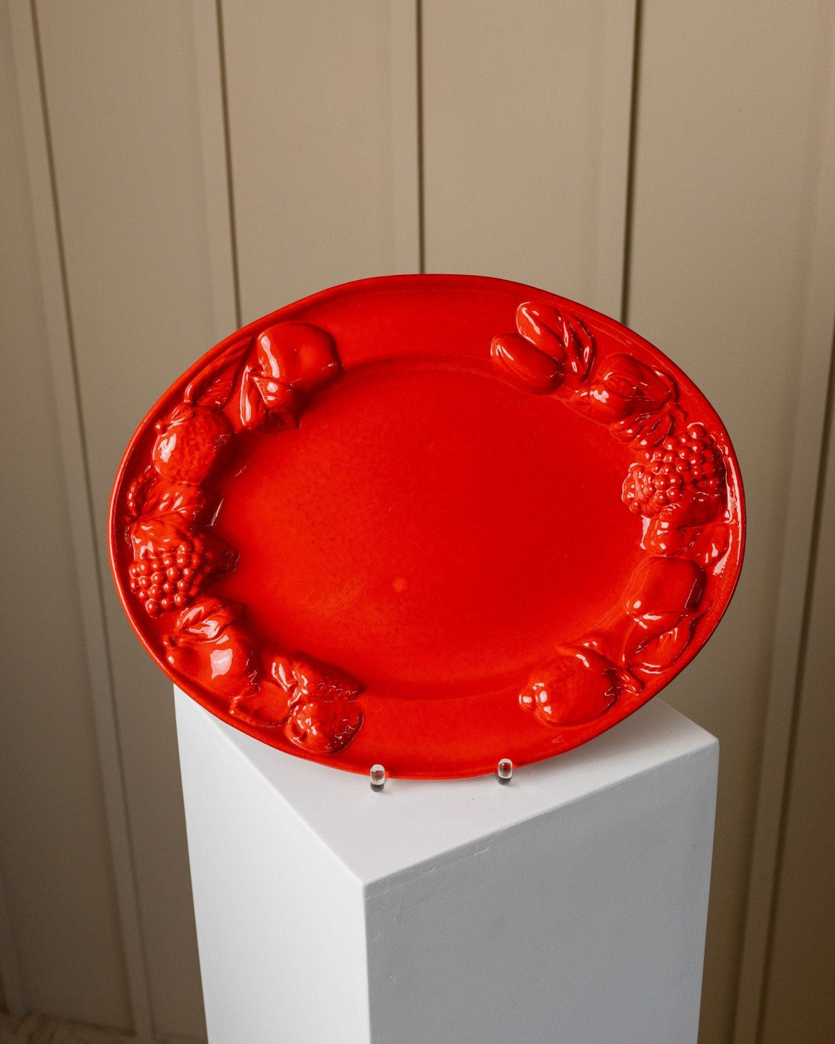 Assiette en céramique vintage relief fruits rouges années 1980 Italie