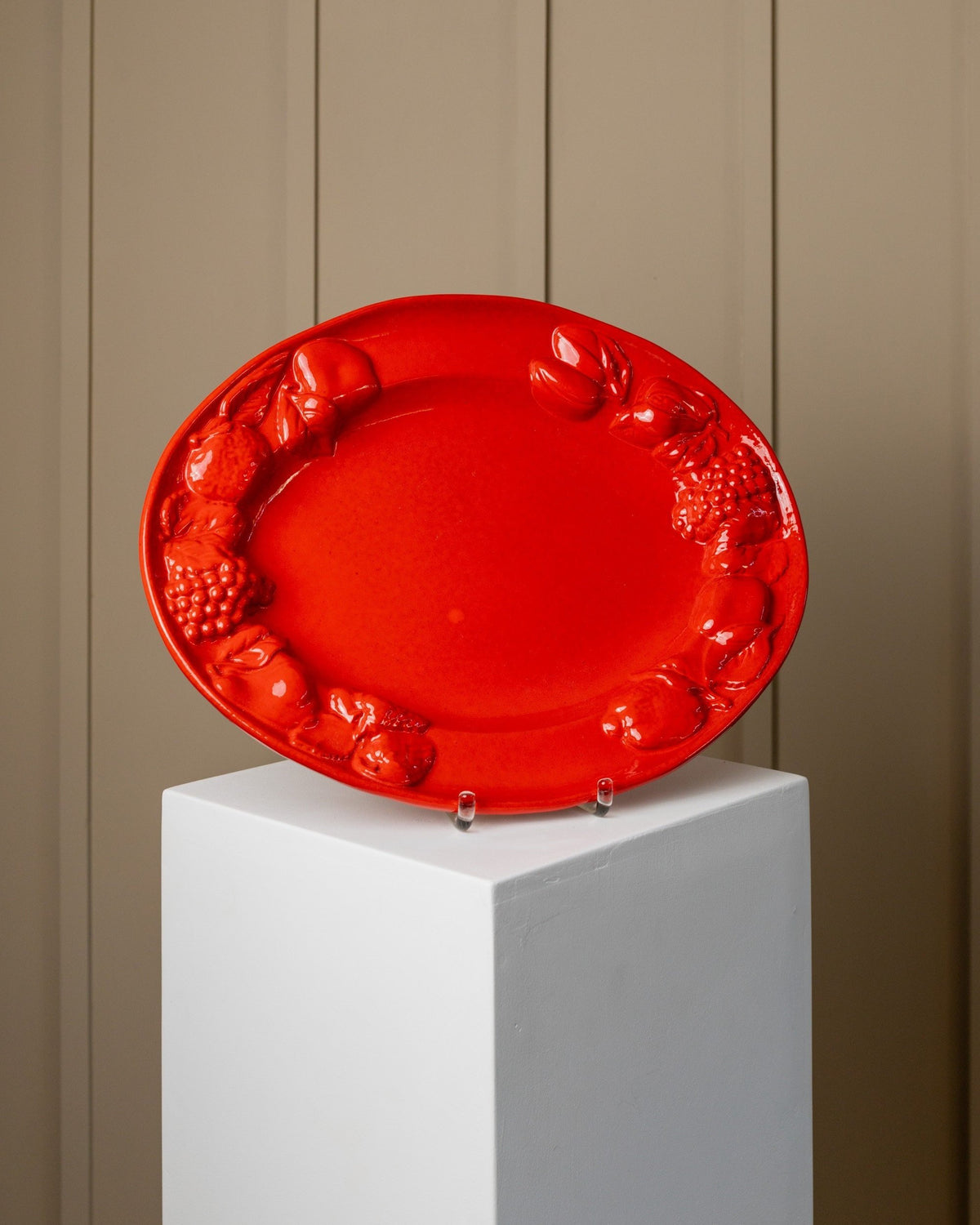 Assiette en céramique vintage relief fruits rouges années 1980 Italie