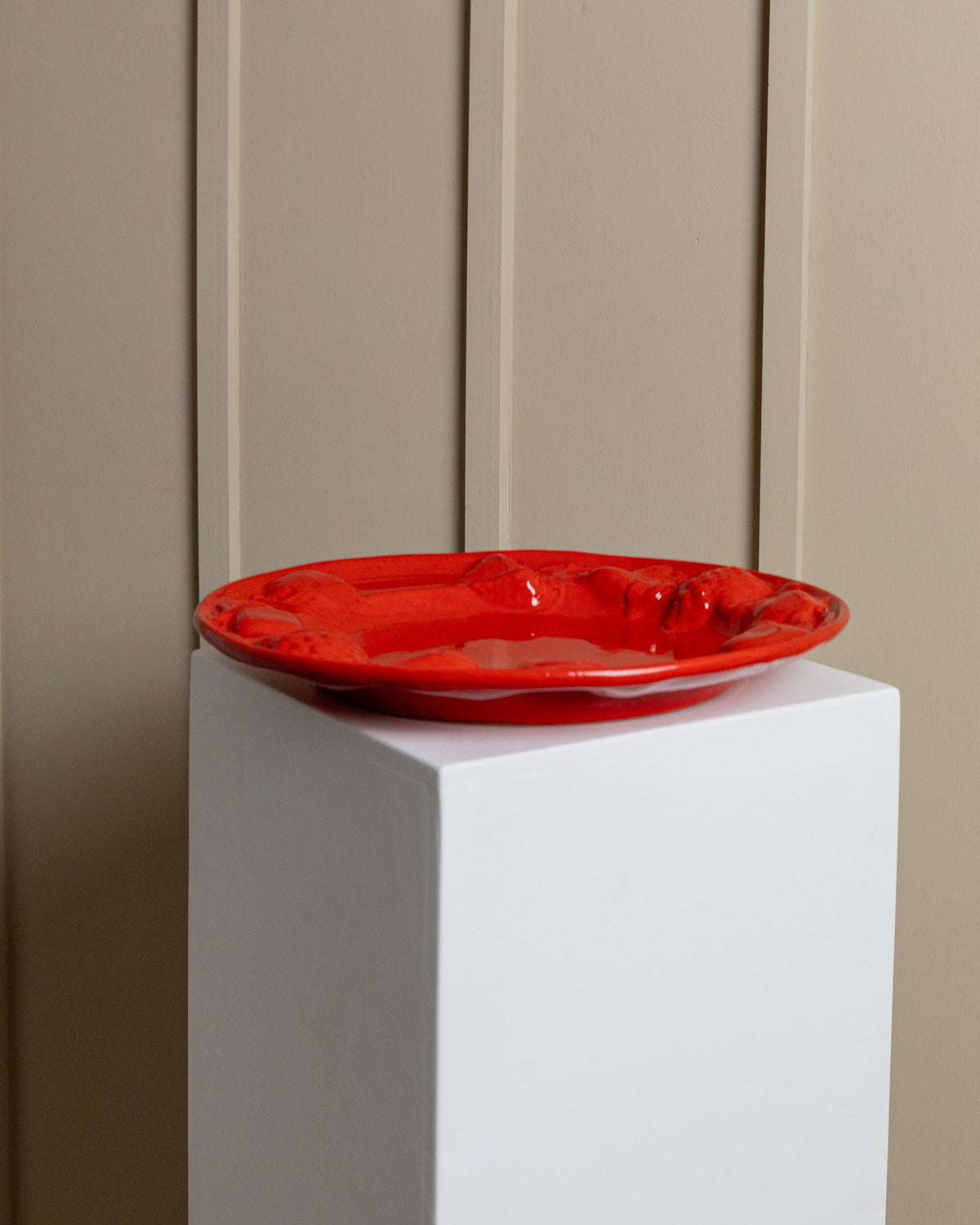 Assiette à fruits vintage en céramique émaillée rouge, relief de fruits, design du milieu du siècle, Italie, années 1980