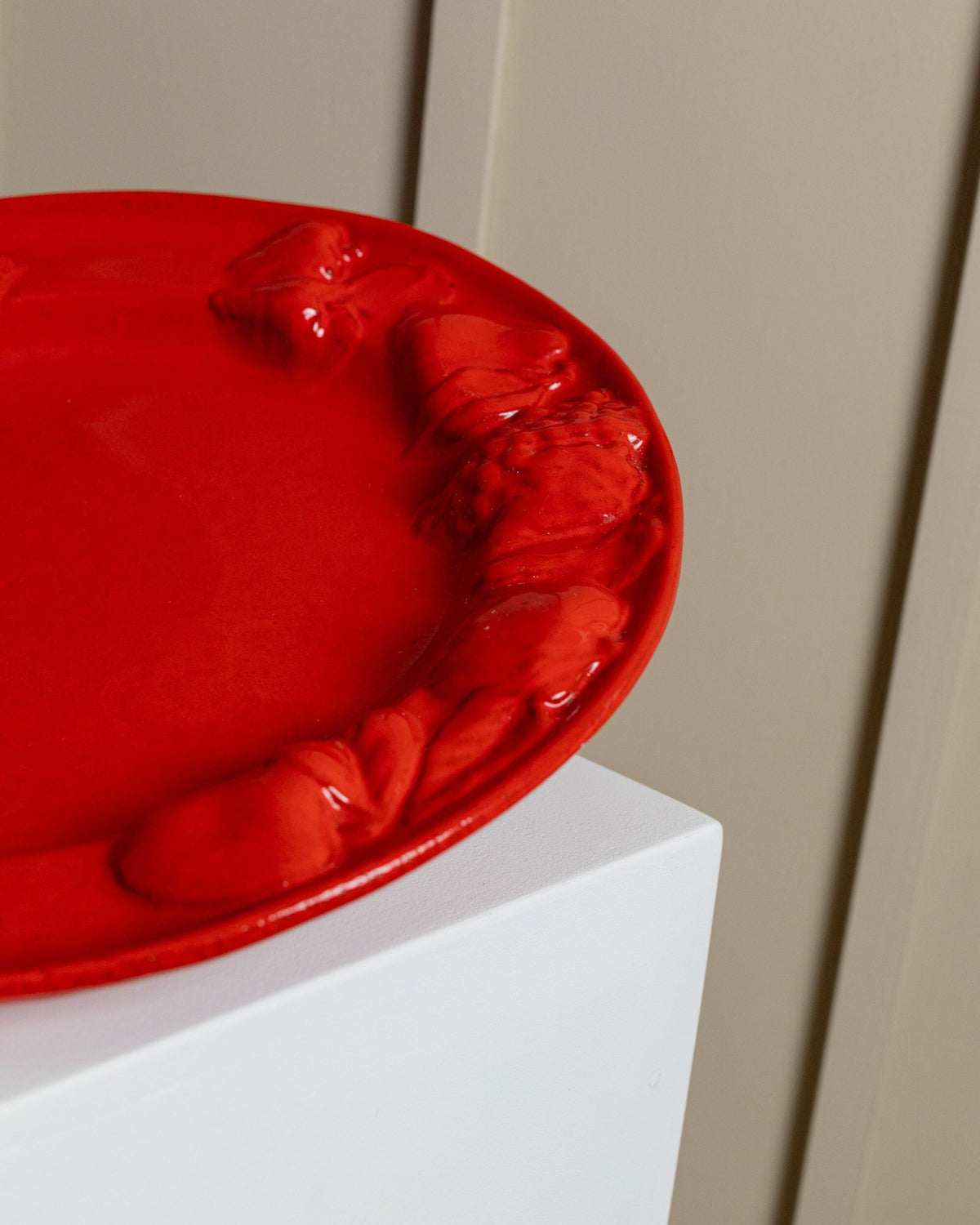 Assiette à fruits vintage en céramique émaillée rouge, relief de fruits, design du milieu du siècle, Italie, années 1980