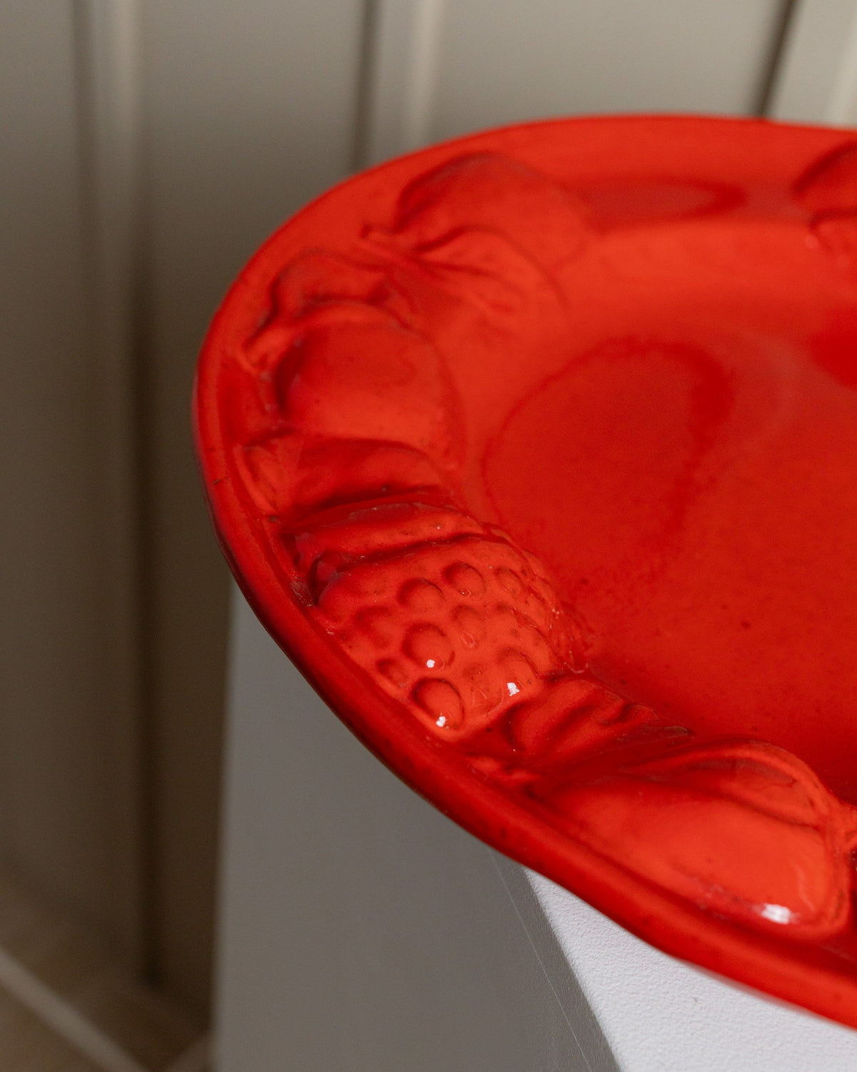 Assiette à fruits vintage en céramique émaillée rouge, relief de fruits, design du milieu du siècle, Italie, années 1980