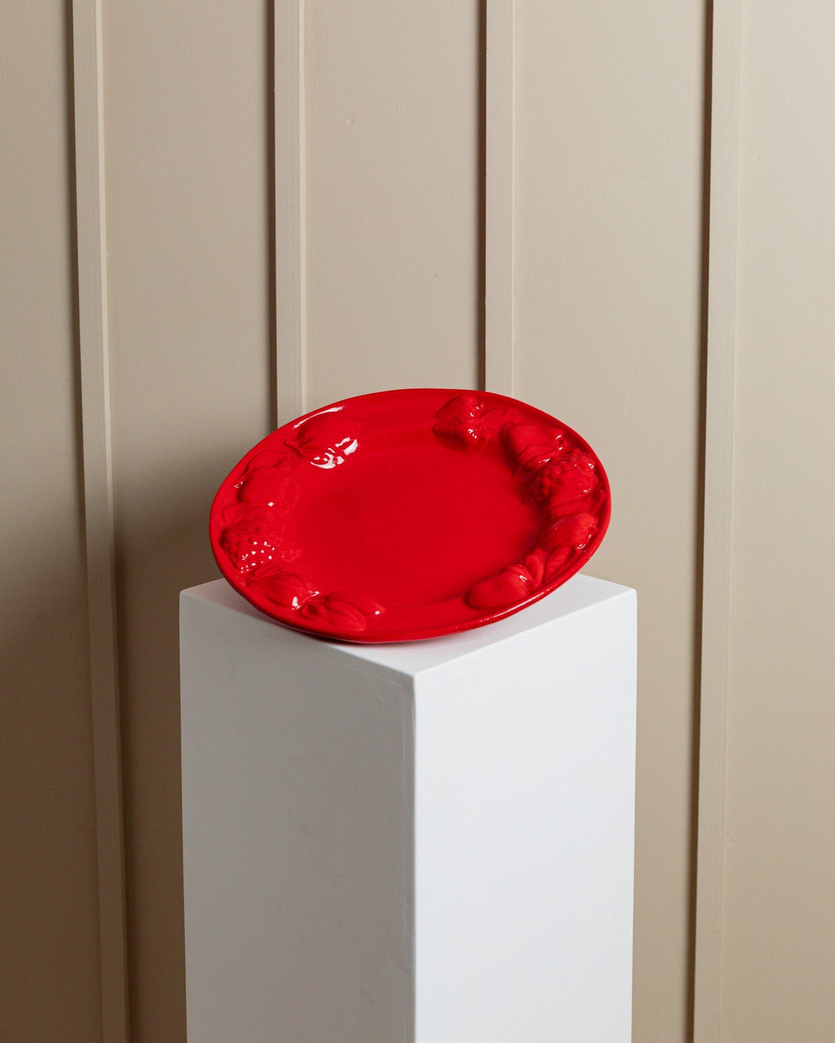 Assiette à fruits vintage en céramique émaillée rouge, relief de fruits, design du milieu du siècle, Italie, années 1980