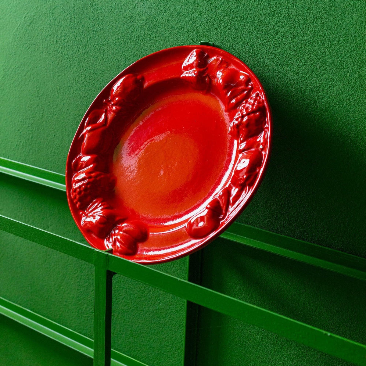 Assiette à fruits vintage en céramique émaillée rouge, relief de fruits, design du milieu du siècle, Italie, années 1980