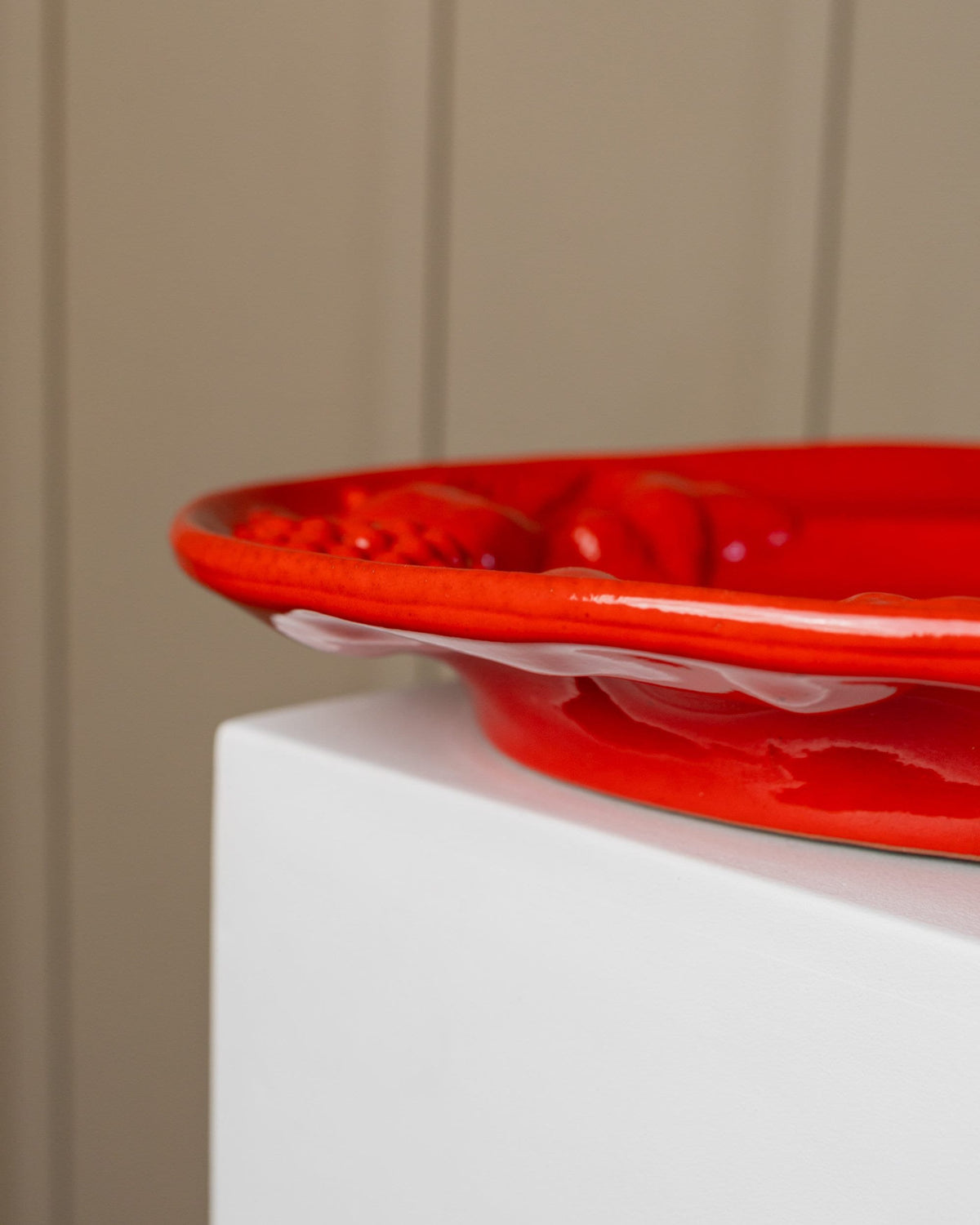 Assiette en céramique vintage relief fruits rouges années 1980 Italie