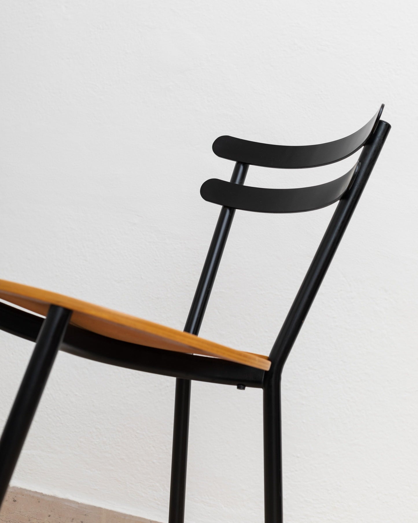 Lot de 3 chaises vintage empilables en acier noir et bois