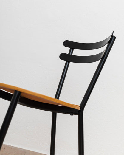 Lot de 3 chaises vintage empilables en acier noir et bois