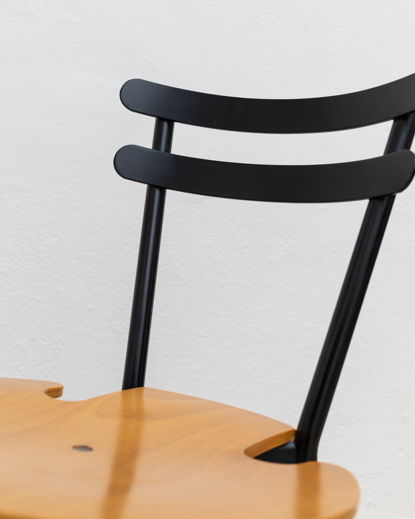 Lot de 3 chaises vintage empilables en acier noir et bois