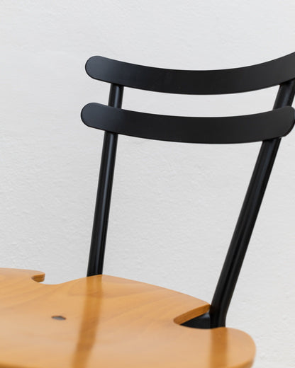 Lot de 3 chaises vintage empilables en acier noir et bois