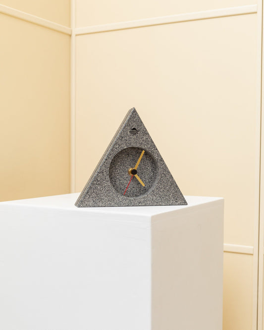 Horloge de parquet triangulaire vintage de Costantini L'Oggetto bleu style Memphis postmoderne