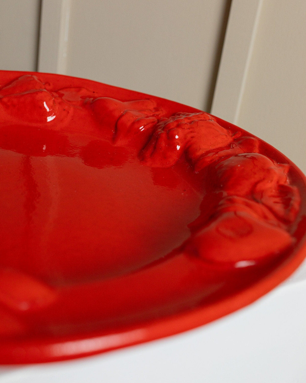 Assiette à fruits vintage en céramique émaillée rouge, relief de fruits, design du milieu du siècle, Italie, années 1980