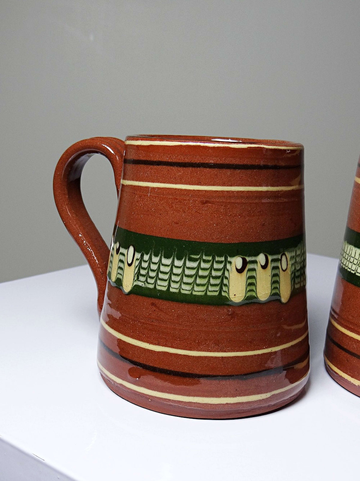 Set von 2 Vintage Keramikkrüge Troyan, Bulgarien