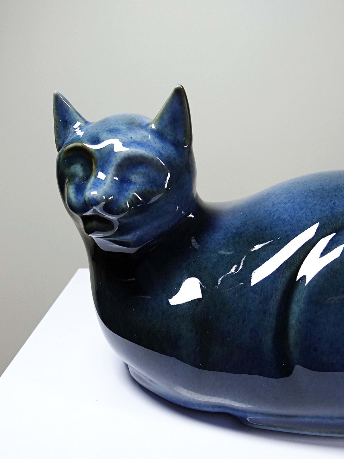 Vintage Skulptur "Liegende Katze" von Virebent, Porzellan Blau