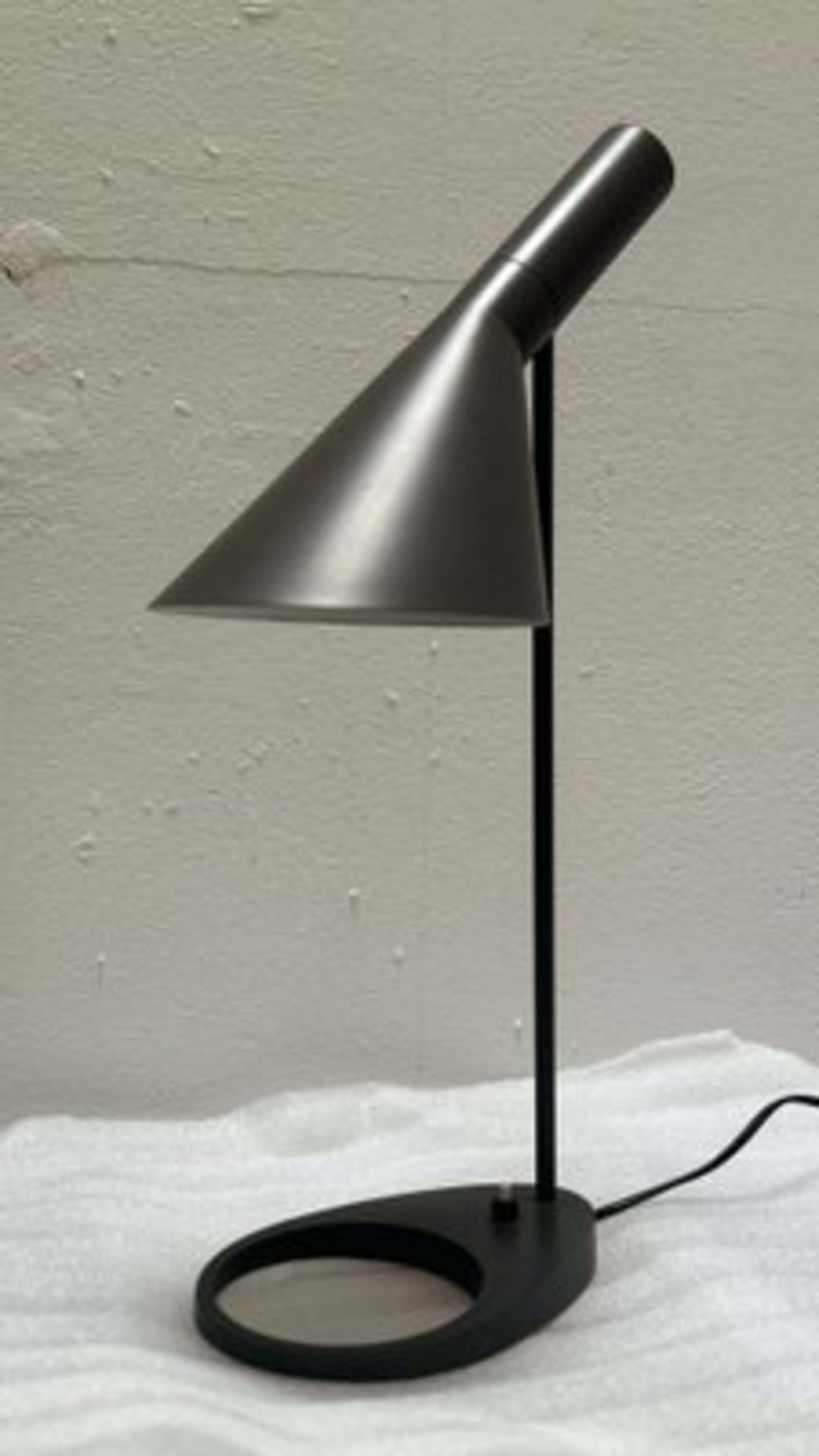 Vintage Tischlampe AJ von Arne Jacobsen für Louis Poulsen Braun Grau