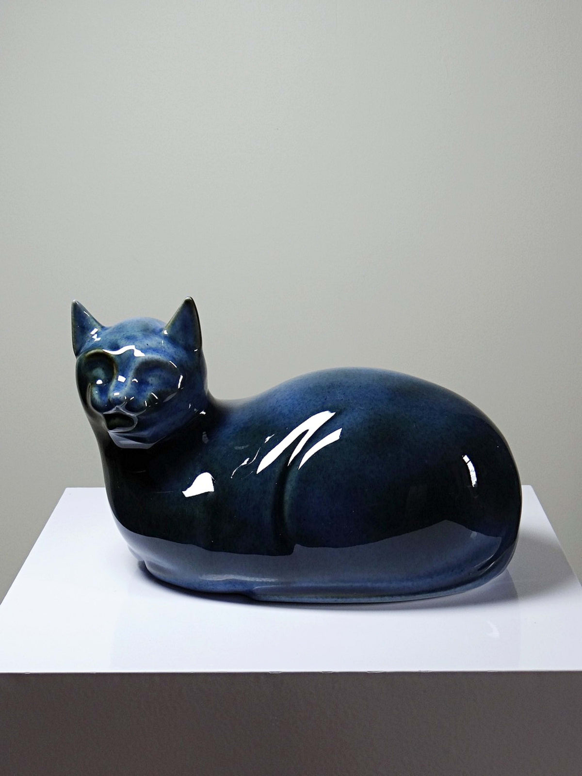 Vintage Skulptur "Liegende Katze" von Virebent, Porzellan Blau