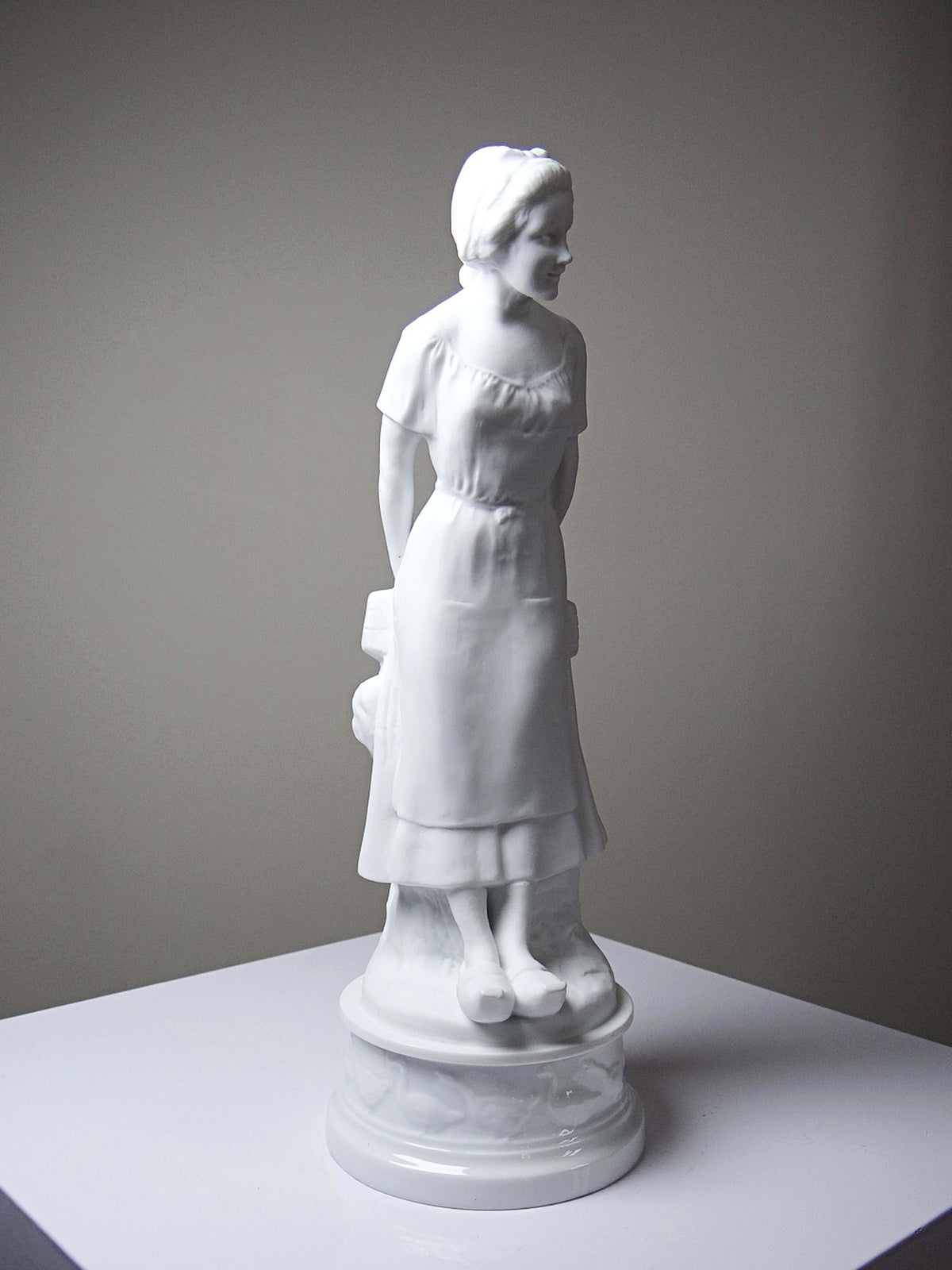 Vintage Statuette "Bäuerin" aus Biscuit-Porzellan von Limoges