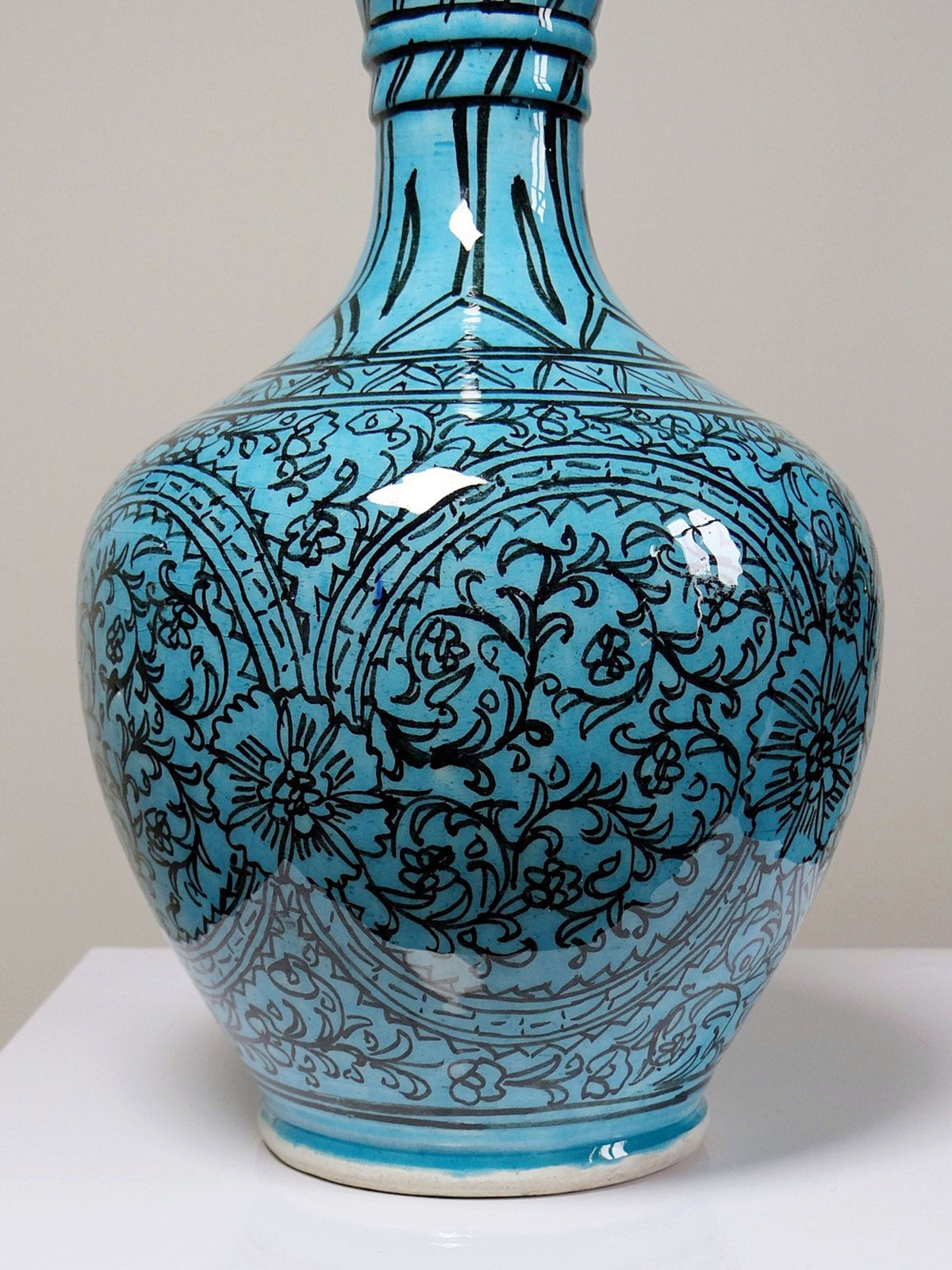 Vintage Vase Iznik Türkis von persisch Schwarzdekor Glasurkeramik