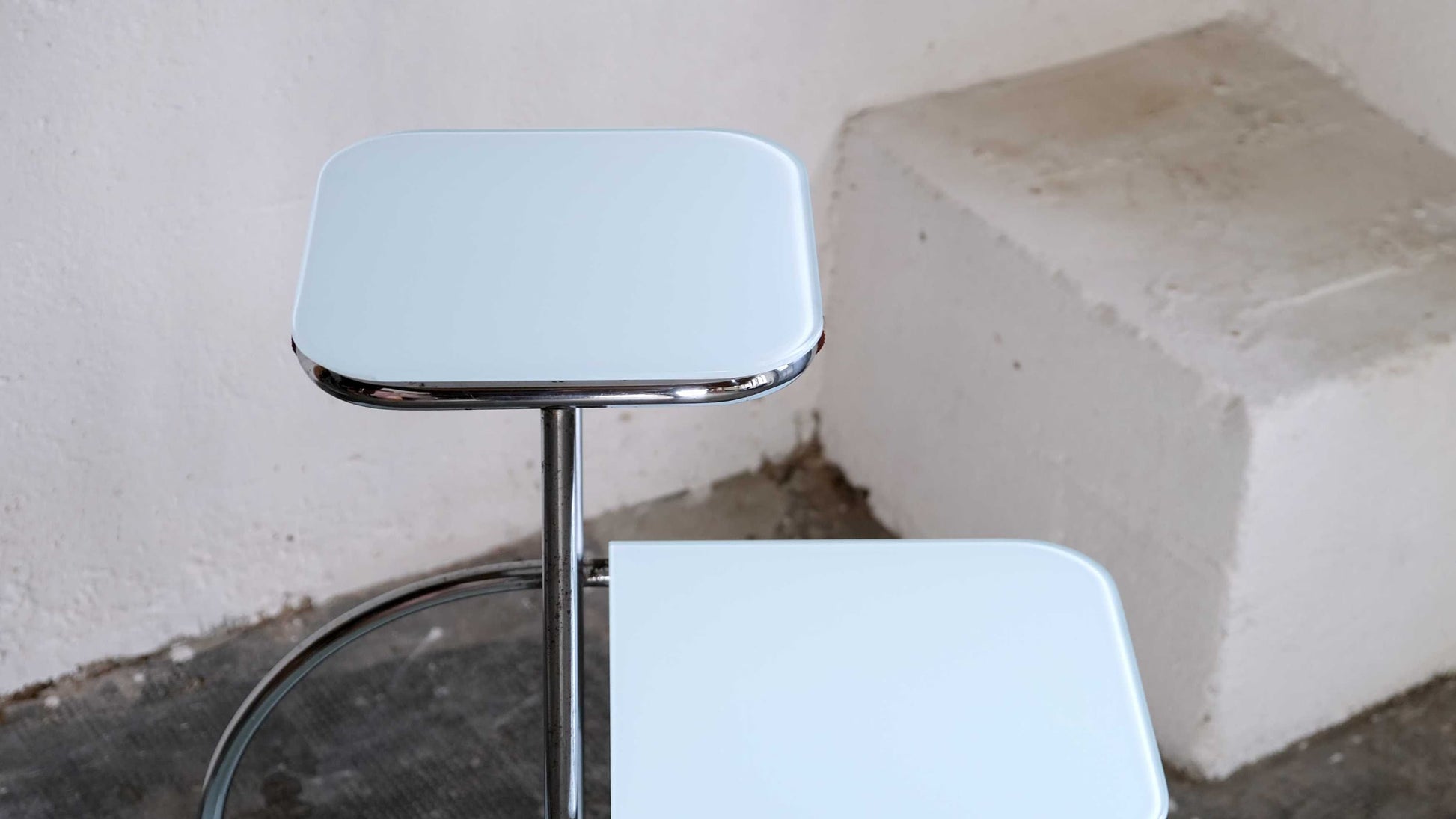 Vintage Bauhaus Etagere mit Glasplatte schwarz oder weiß