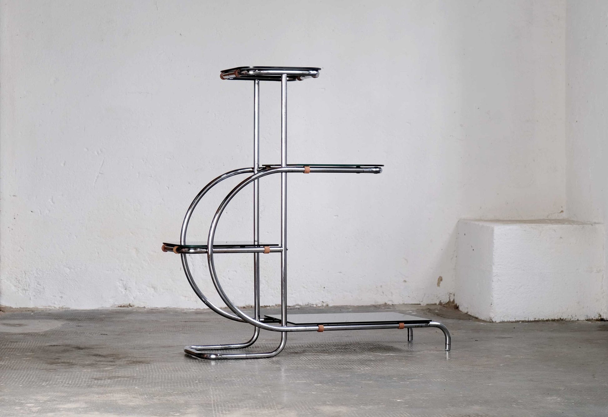 Vintage Bauhaus Etagere mit Glasplatte schwarz oder weiß