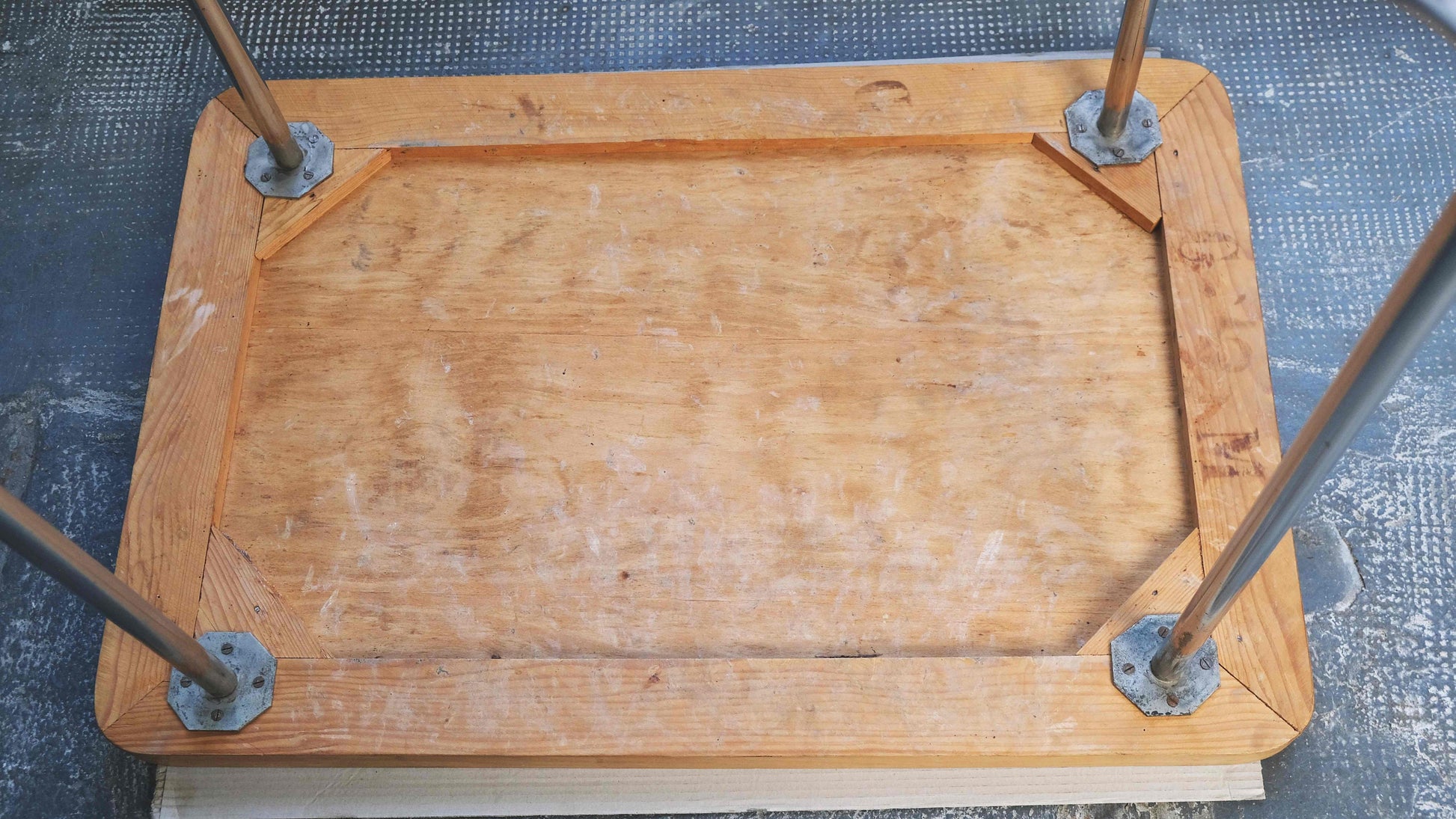 Vintage Beistelltisch Bauhaus Stahlrohr mit Schlaufenfuß