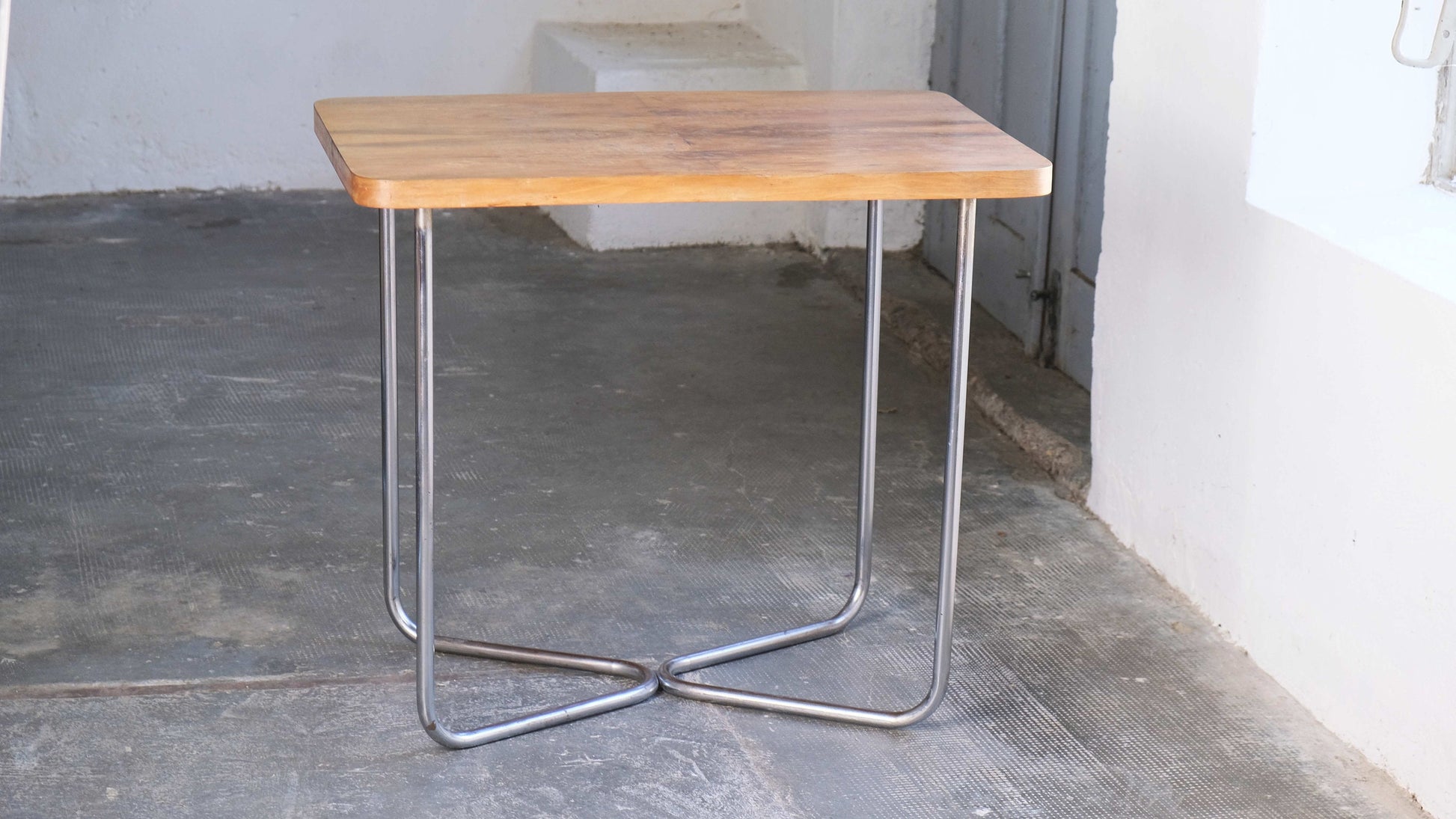 Vintage Beistelltisch Bauhaus Stahlrohr mit Schlaufenfuß