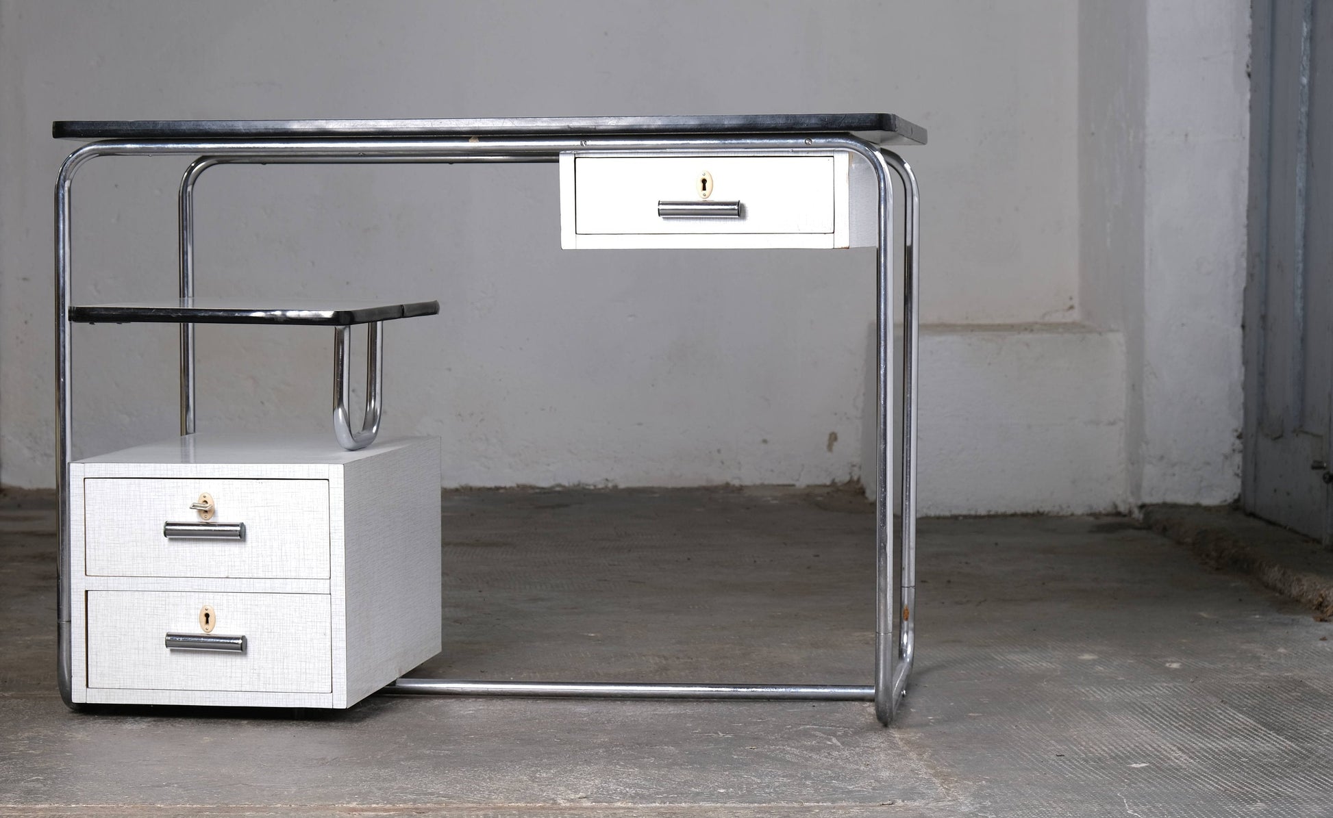 Vintage Schreibtisch Bauhaus Stahlrohr, weiß-grau, abschließbar