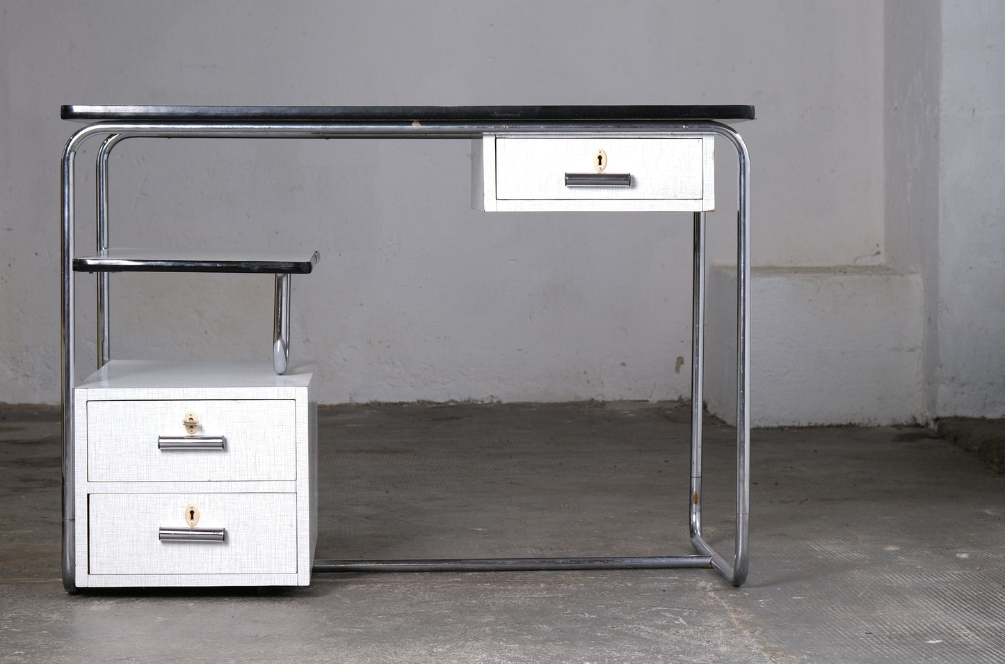 Vintage Schreibtisch Bauhaus Stahlrohr, weiß-grau, abschließbar