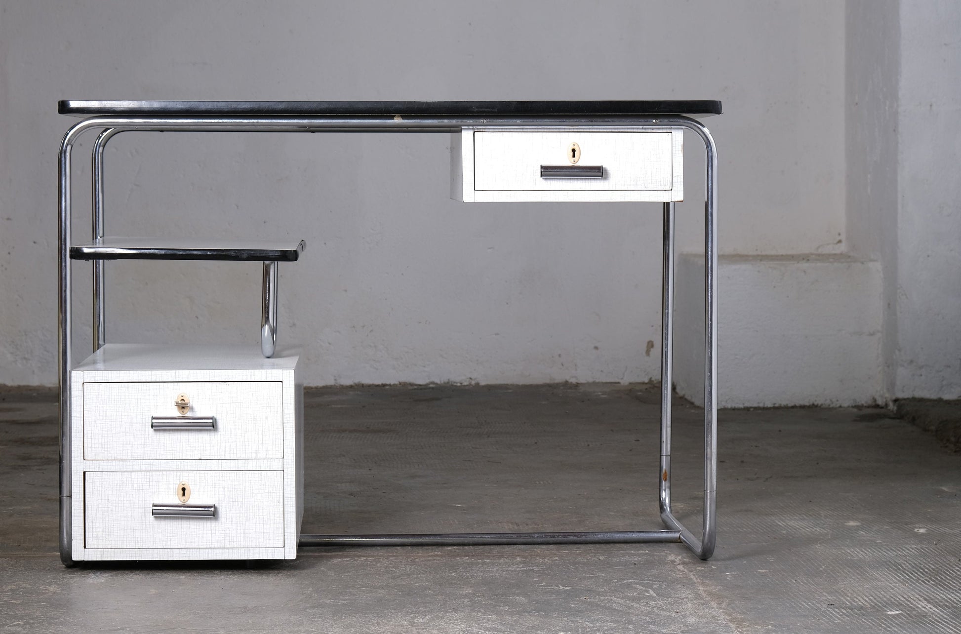 Vintage Schreibtisch Bauhaus Stahlrohr, weiß-grau, abschließbar